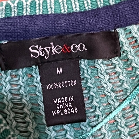Style&co knit sweater v neck
Fitted long sleeve side slits 100% cotton size Med - Picture 3 of 7